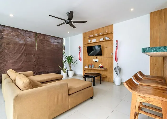 Tropical Oasis Villa, Steps From 别墅